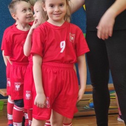 Dzieci podczas wykonywania konkurencji sportowych