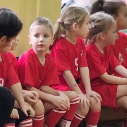 Dzieci podczas wykonywania konkurencji sportowych
