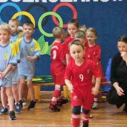 Dzieci podczas wykonywania konkurencji sportowych