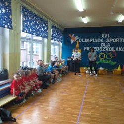 Dzieci podczas wykonywania konkurencji sportowych