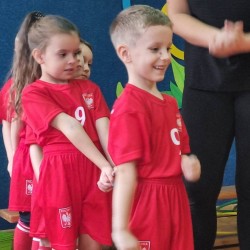 Dzieci podczas wykonywania konkurencji sportowych