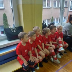 Dzieci podczas wykonywania konkurencji sportowych