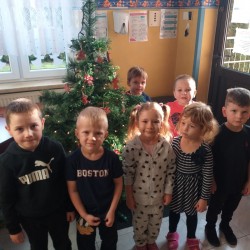 Dzieci ubierają choinkę