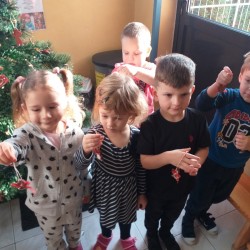 Dzieci ubierają choinkę