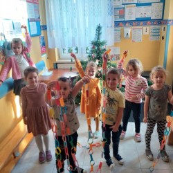 Dzieci ubierają choinkę