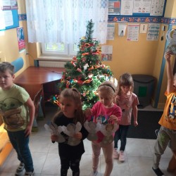 Dzieci ubierają choinkę