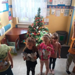 Dzieci ubierają choinkę