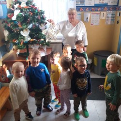 Dzieci ubierają choinkę