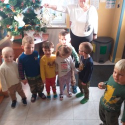 Dzieci ubierają choinkę