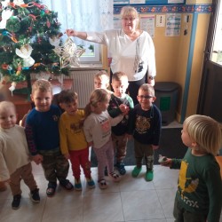 Dzieci ubierają choinkę