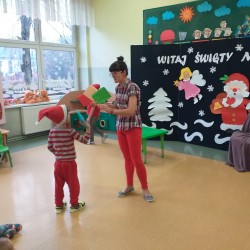 Dzieci podczas wizyty Świętego Mikołaja w przedszkolu 