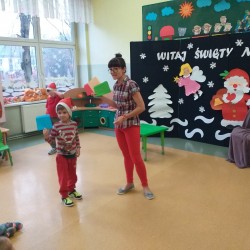 Dzieci podczas wizyty Świętego Mikołaja w przedszkolu 
