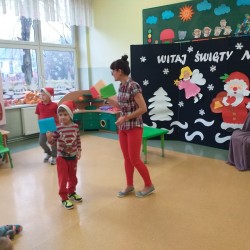 Dzieci podczas wizyty Świętego Mikołaja w przedszkolu 