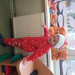 Dzieci podczas wizyty Świętego Mikołaja w przedszkolu 