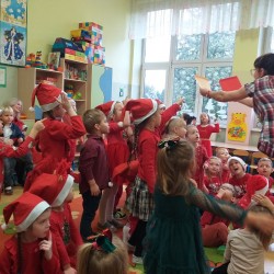 Dzieci podczas wizyty Świętego Mikołaja w przedszkolu 