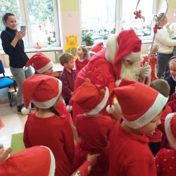 Dzieci podczas wizyty Świętego Mikołaja w przedszkolu 