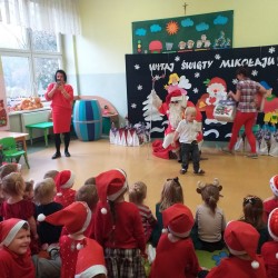 Dzieci podczas wizyty Świętego Mikołaja w przedszkolu 