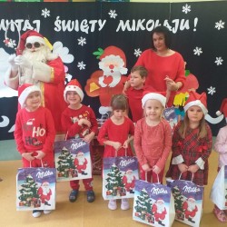 Dzieci podczas wizyty Świętego Mikołaja w przedszkolu 