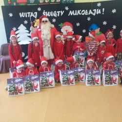 Dzieci podczas wizyty Świętego Mikołaja w przedszkolu 