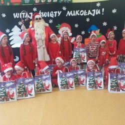 Dzieci podczas wizyty Świętego Mikołaja w przedszkolu 