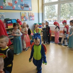Dzieci tańczą na balu karnawałowym