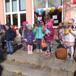Dzieci z owocami i warzywami 