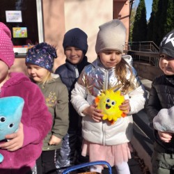 Dzieci z owocami i warzywami 
