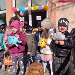 Dzieci z owocami i warzywami 