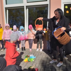 Dzieci segregują owoce i warzywa