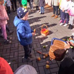 Dzieci segregują owoce i warzywa