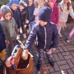Dzieci segregują owoce i warzywa