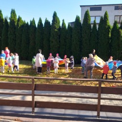 Dzieci tańczą z chustami animacyjnymi 
