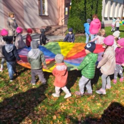 Dzieci tańczą z chustami animacyjnymi 
