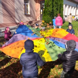 Dzieci tańczą z chustami animacyjnymi 