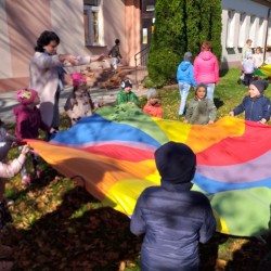 Dzieci tańczą z chustami animacyjnymi 