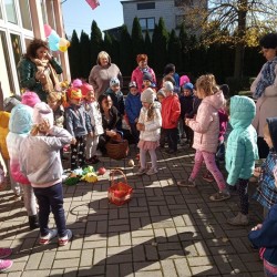 Dzieci segregują owoce i warzywa