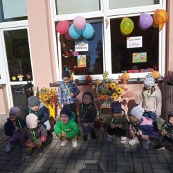 Dzieci stoją z medalami