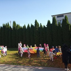 Dzieci tańczą z chustami animacyjnymi 