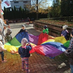 Dzieci tańczą z chustami animacyjnymi 