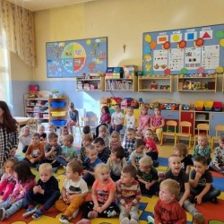 Dzieci słuchają bajki