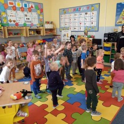 Dzieci podczas zabawy ruchowej
