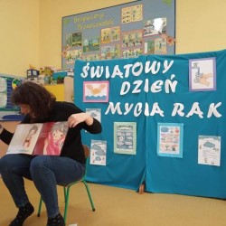 Pani czyta bajkę 