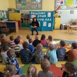 Dzieci słuchają bajki
