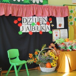 Dzieci podczas zabaw ruchowych z okazji Dnia Jabłka 