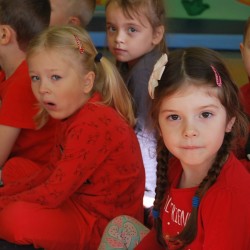 Dzieci podczas zabaw ruchowych z okazji Dnia Jabłka 