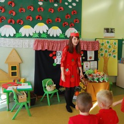 Dzieci podczas zabaw ruchowych z okazji Dnia Jabłka 