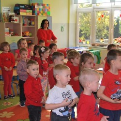 Dzieci podczas zabaw ruchowych z okazji Dnia Jabłka 
