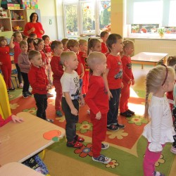 Dzieci podczas zabaw ruchowych z okazji Dnia Jabłka 