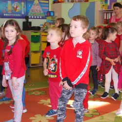 Dzieci podczas zabaw ruchowych z okazji Dnia Jabłka 