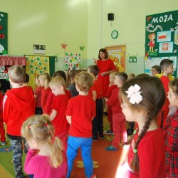 Dzieci podczas zabaw ruchowych z okazji Dnia Jabłka 